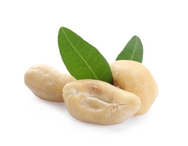 Lezzetli organik fındık ve yeşil yapraklar beyaz üzerine izole.