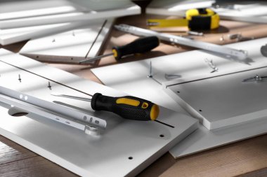 Mobilya parçaları ve ekipmanlar ahşap masaya monte edilecek.