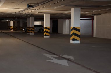 Arabası ve boş yuvası olan bir otopark.