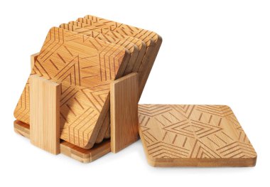 Süslü ahşap bardak altlıkları ve beyaz arka planda tutucu