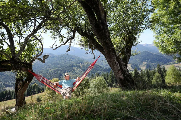 Hombre Descansando Hamaca Aire Libre Día Soleado — Foto de Stock