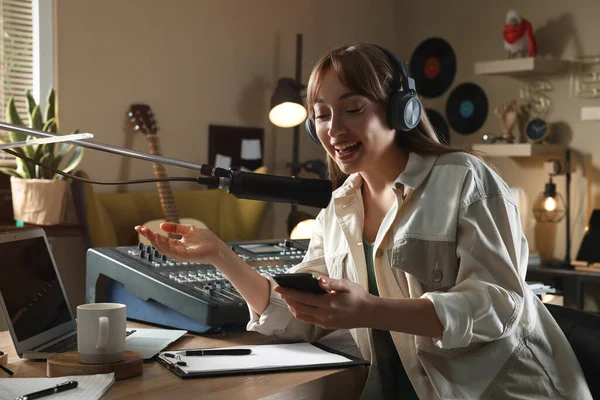 Mulher Trabalhando Como Apresentadora Rádio Estúdio Moderno — Fotografia de Stock