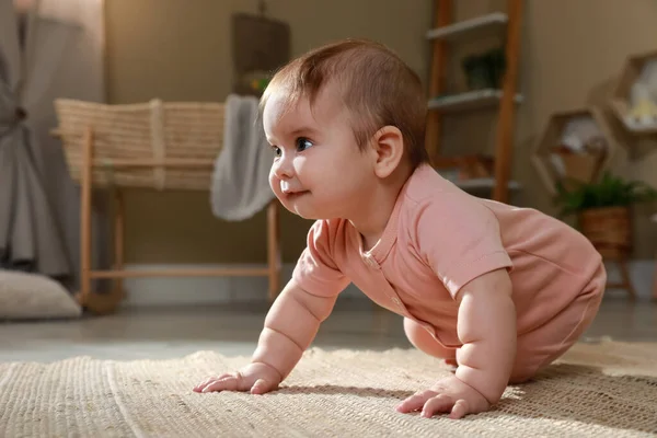 Lindo Bebé Arrastrándose Suelo Casa Espacio Para Texto — Foto de Stock