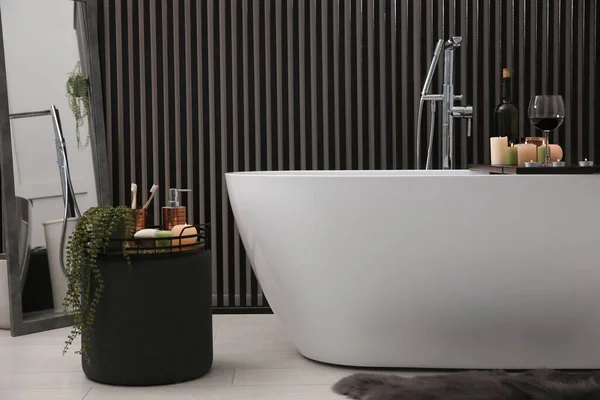 Intérieur Élégant Salle Bain Avec Baignoire Blanche Moderne — Photo