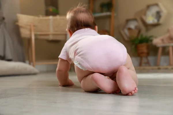 Cute Baby Crawling Podłodze Domu Widok Tyłu — Zdjęcie stockowe