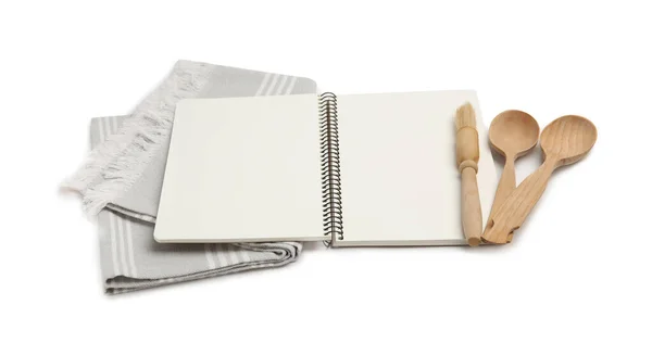 Λευκό Βιβλίο Συνταγών Χαρτοπετσέτα Και Ξύλινα Σκεύη Λευκό Φόντο Χώρος — Φωτογραφία Αρχείου