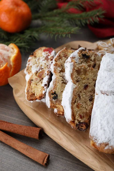 Traditioneller Christstollen Mit Puderzucker Auf Holztisch Nahaufnahme — Stockfoto