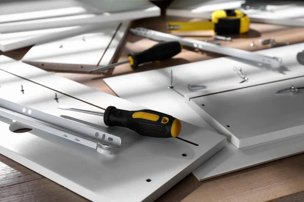 Mobilya parçaları ve ekipmanlar ahşap masaya monte edilecek.