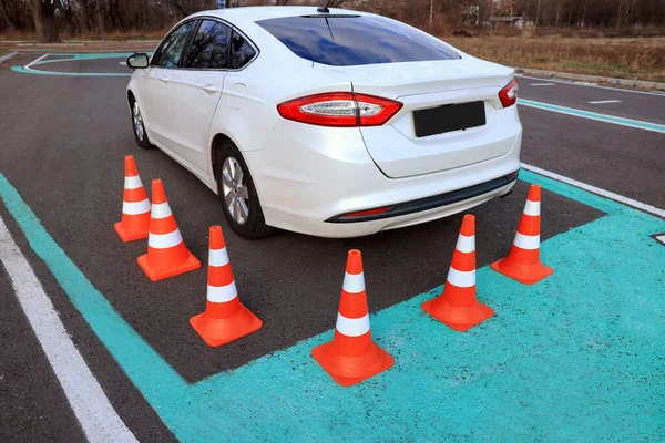 Carro Moderno Pista Testes Escola Condução Com Cones Tráfego — Fotografia de Stock