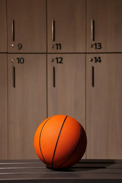 Oranžový Basketbal Dřevěné Lavičce Šatně — Stock fotografie