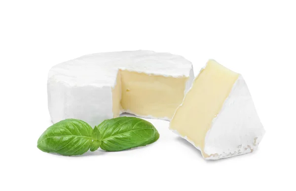 Gustoso Formaggio Brie Tagliato Con Basilico Sfondo Bianco — Foto Stock