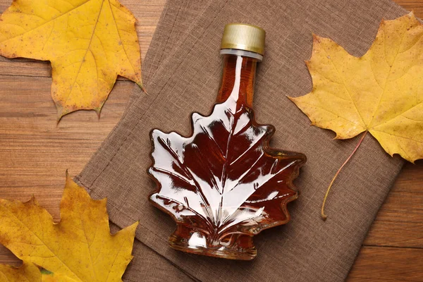 Bottle Tasty Maple Syrup Dry Leaves Wooden Table Flat Lay — Stock Fotó