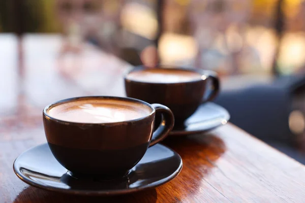 Secangkir Kopi Aromatik Dengan Busa Atas Meja Kayu Kafe Luar — Stok Foto