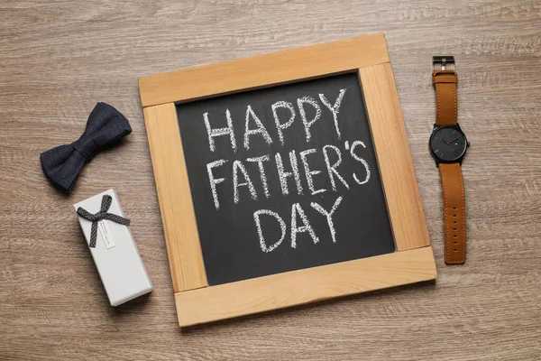 Krijtbord Met Zin Happy Father Day Geschenkdoos Polshorloge Strikje Houten — Stockfoto