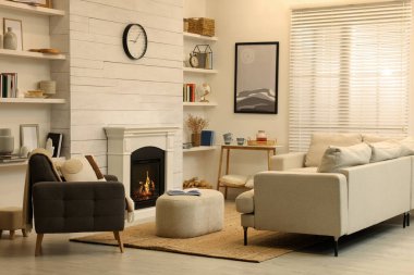 Rahat kanepe ve dekoratif şöminesi olan şık bir oturma odası.