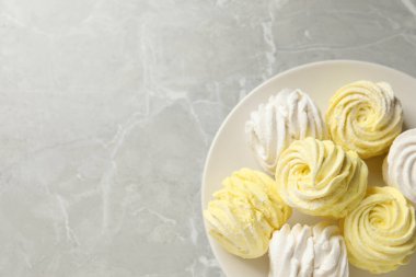 Gri mermer masa üzerinde nefis beyaz ve sarı şekerlemeler, üst manzara. Metin için boşluk