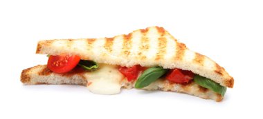 Lezzetli ızgara sandviç, mozarella, domates ve fesleğen beyaz üzerine izole edilmiş.