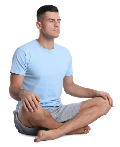 Beyaz Arka Planda Meditasyon Yapan Yakışıklı Bir Adam Ahenk Zen — Stok fotoğraf