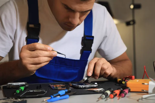 Technicien Réparer Smartphone Cassé Table Intérieur Gros Plan — Photo