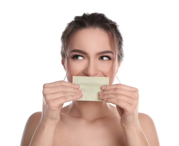 Hermosa Mujer Usando Mattifying Toallita Sobre Fondo Blanco — Foto de Stock