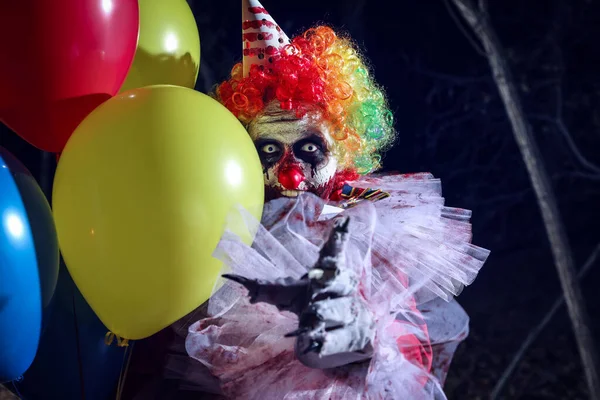 Angstaanjagende Clown Met Luchtballonnen Buiten Nachts Halloween Feest Kostuum — Stockfoto