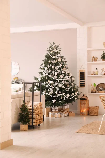 Gemütliche Raumausstattung Mit Geschmücktem Weihnachtsbaum — Stockfoto