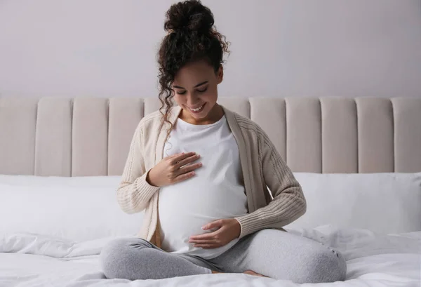 Zwangere Jonge Afro Amerikaanse Vrouw Die Thuis Bed Zit — Stockfoto