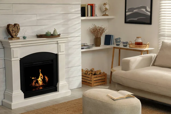 快適なソファと装飾的な暖炉とスタイリッシュなリビングルームのインテリア — ストック写真