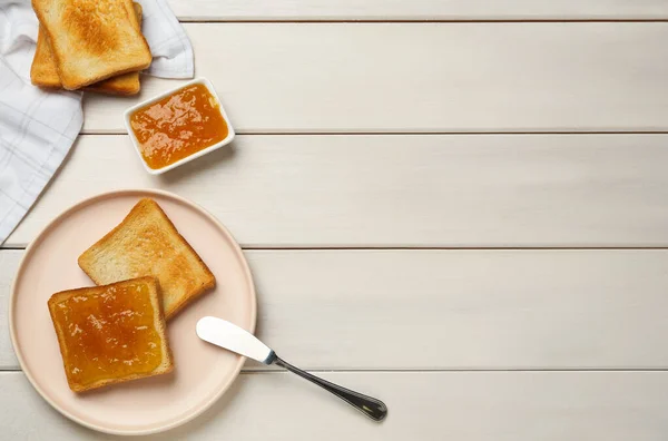 Toastbrot Und Orangenmarmelade Auf Weißem Holztisch Flach Gelegt Raum Für — Stockfoto