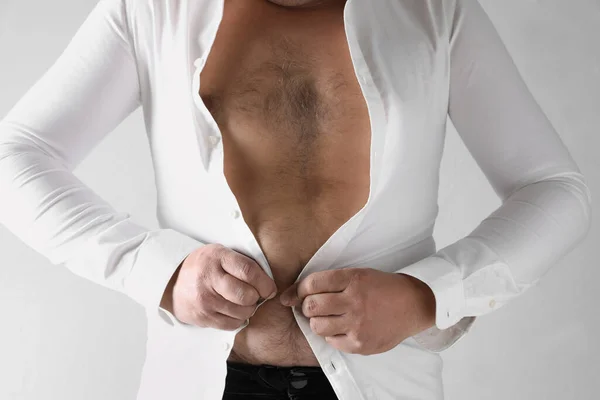 Hombre Tratando Abotonar Camisa Apretada Sobre Fondo Claro Primer Plano —  Fotos de Stock