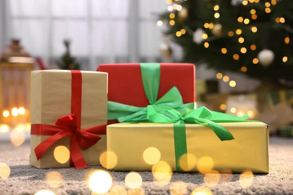 Багато Красивих Різдвяних Подарунків Килимі Приміщенні — стокове фото