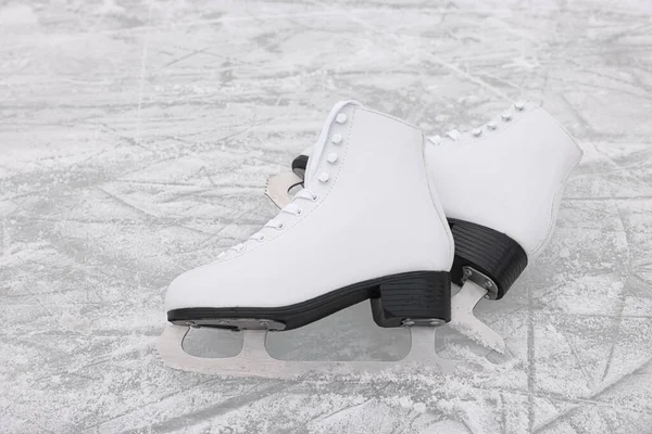Paar Weiße Eiskunstläufer Auf Dem Eis — Stockfoto