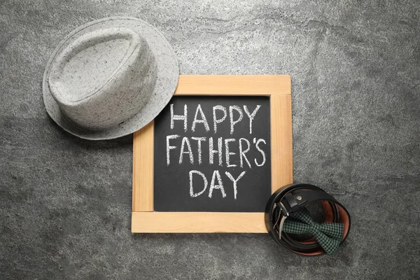Krijtbord Met Zin Happy Father Day Mannen Accessoires Grijze Achtergrond — Stockfoto