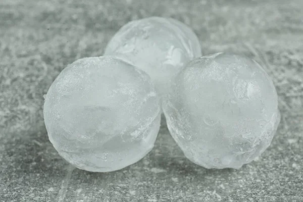 Bolas Hielo Congeladas Sobre Mesa Gris Primer Plano —  Fotos de Stock