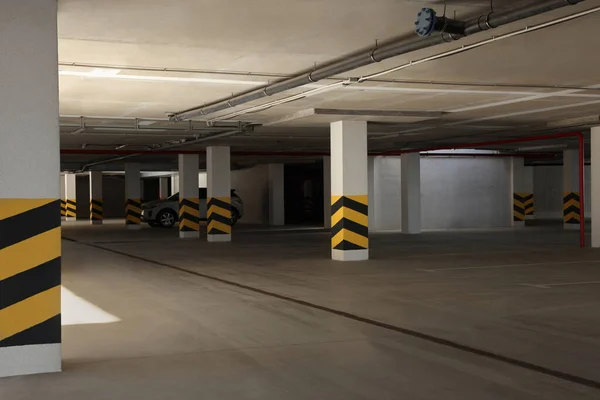 Parking Garaje Con Franjas Advertencia Columnas — Foto de Stock