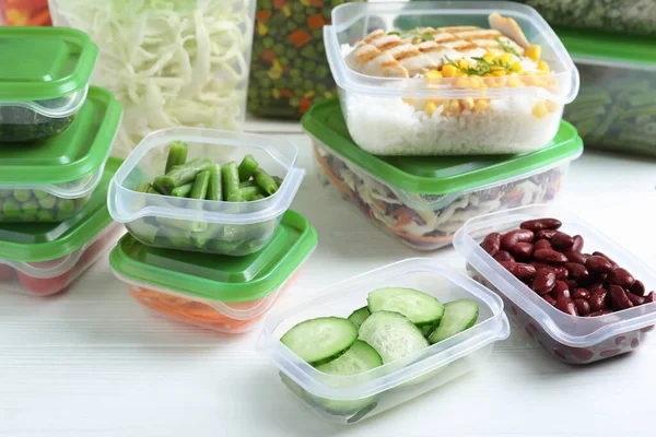 Conjunto Recipientes Plástico Con Alimentos Frescos Sobre Mesa Madera Blanca — Foto de Stock