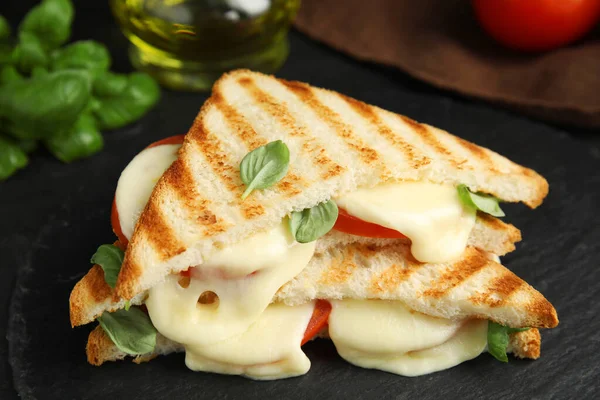 Läckra Grillade Smörgåsar Med Mozzarella Tomater Och Basilika Svart Bräda — Stockfoto