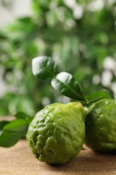 Frutas Frescas Bergamota Maduras Con Hojas Verdes Sobre Una Mesa — Foto de Stock