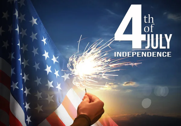 Července Den Nezávislosti Usa Žena Držící Hořící Jiskru Poblíž Americké — Stock fotografie