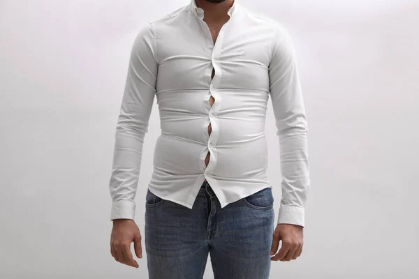 Мужчина Обтягивающей Рубашке Белом Фоне Крупным Планом Проблема Избыточного Веса — стоковое фото