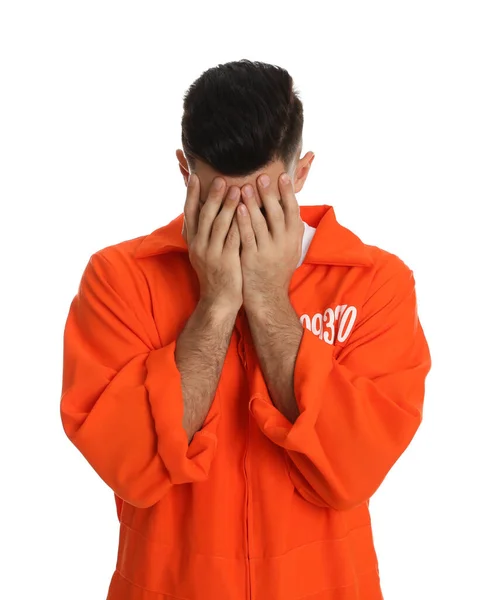 Spijt Gevangene Oranje Jumpsuit Verbergen Zijn Gezicht Witte Achtergrond — Stockfoto