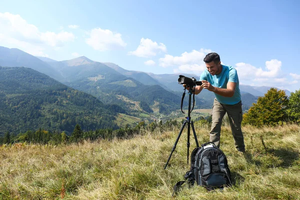 Fotograf Med Ryggsäck Kamera Och Stativ Omgiven Hisnande Vacker Natur — Stockfoto