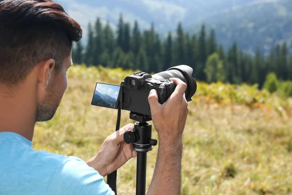 Человек Фотографирует Природу Современной Камерой Открытом Воздухе — стоковое фото