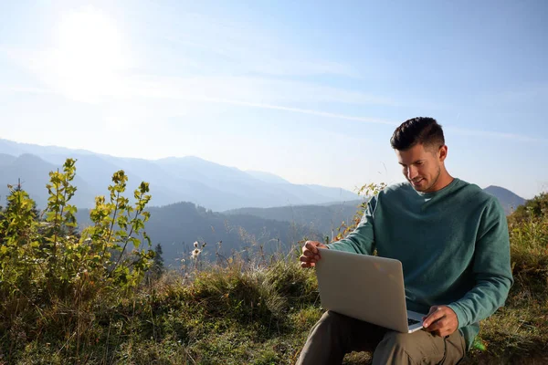 Man Werkt Laptop Buiten Midden Prachtige Natuur Stockfoto