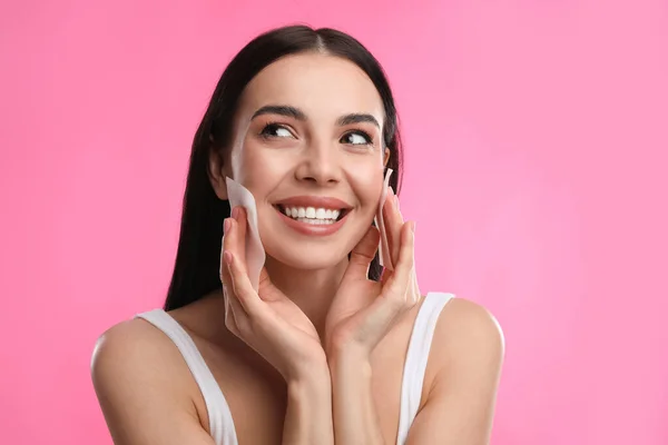 Hermosa Mujer Usando Toallitas Mattificantes Sobre Fondo Rosa Espacio Para —  Fotos de Stock