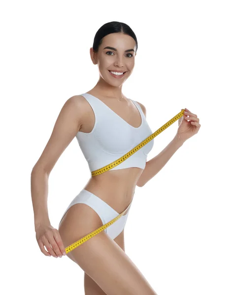 若い女性の白い背景の上にテープで腰を測定 — ストック写真