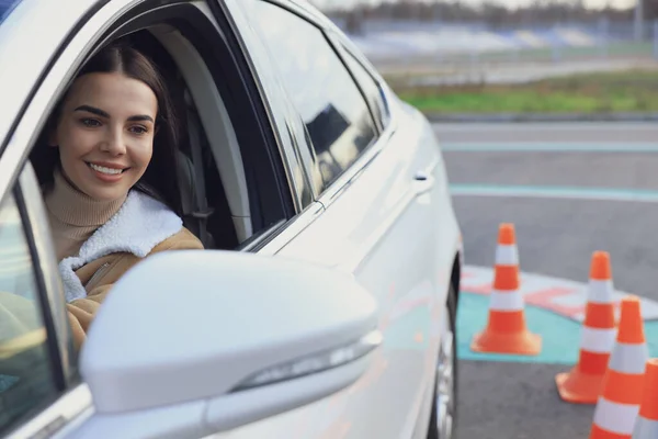 Jovem Mulher Carro Pista Testes Com Cones Trânsito Escola Condução — Fotografia de Stock