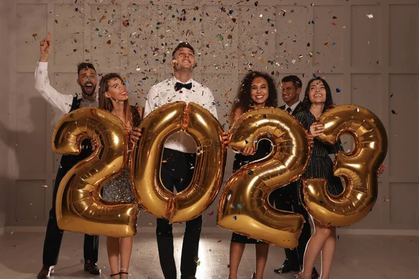 Felices Amigos Con Globos Dorados 2023 Interior Celebración Año Nuevo —  Fotos de Stock