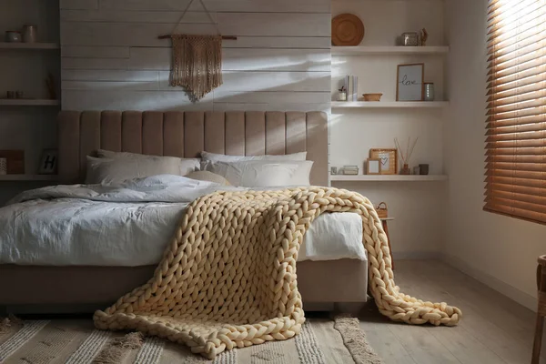 Zachte Dikke Gebreide Deken Bed Stijlvolle Kamer — Stockfoto