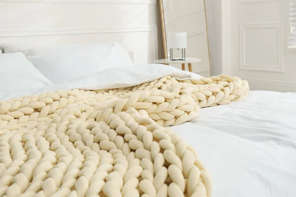 침대에 부드러운 담요를 덮는다 — 스톡 사진